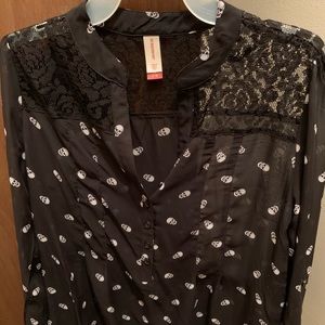 Women’s skull top with lace